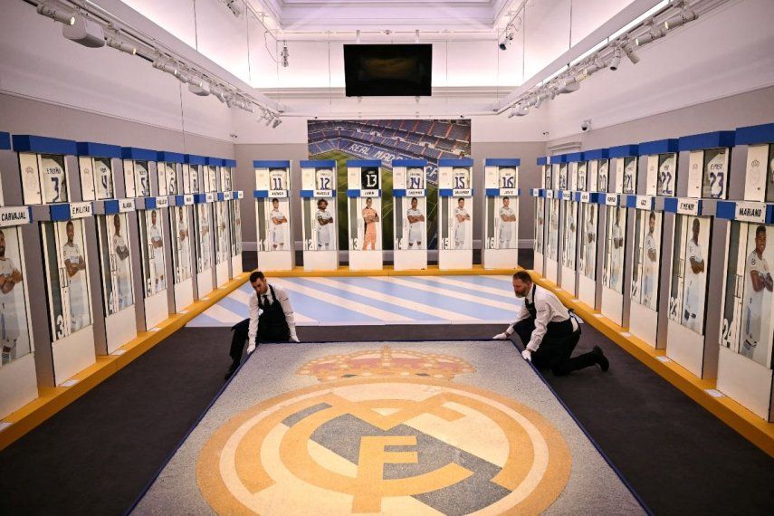 Miembros de Sothebys arreglan el mosaico del estadio Santiago Bernabéu en Madrid, el 20 de noviembre de 2024.