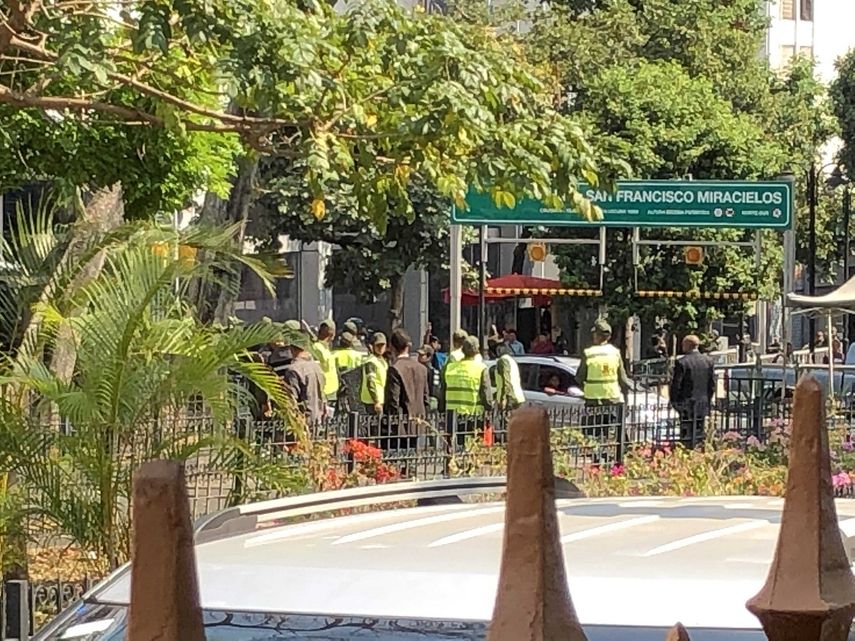 Tras casi dos horas bajo el asedio y la amenaza de colectivos afines al régimen de Maduro, los periodistas que cubren el Parlamento lograron salir del Palacio Legislativo, denunció el SNTP.