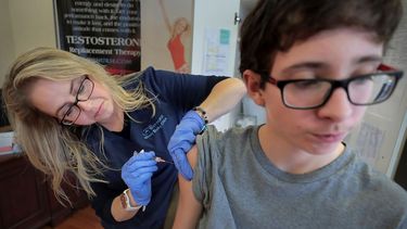 Wendy Kerley aplica a Ethan Getman, de 15 años, una vacuna contra la gripe en la clínica Cordova Shot Nurse en Memphis, Tennessee.