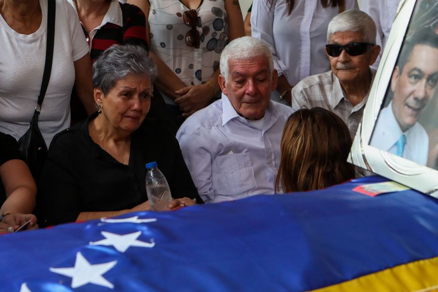 Familiares lloran durante el homenaje al concejal Fernando Albán en el Palacio Federal Legislativo.