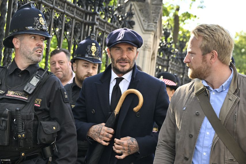 El exjugador de fútbol inglés David Beckham abandona Westminster Hall, en el Palacio de Westminster, en Londres, el 16 de septiembre de 2022, después de presentar sus respetos al ataúd de la reina Isabel II tal como se encuentra en estado.&nbsp;