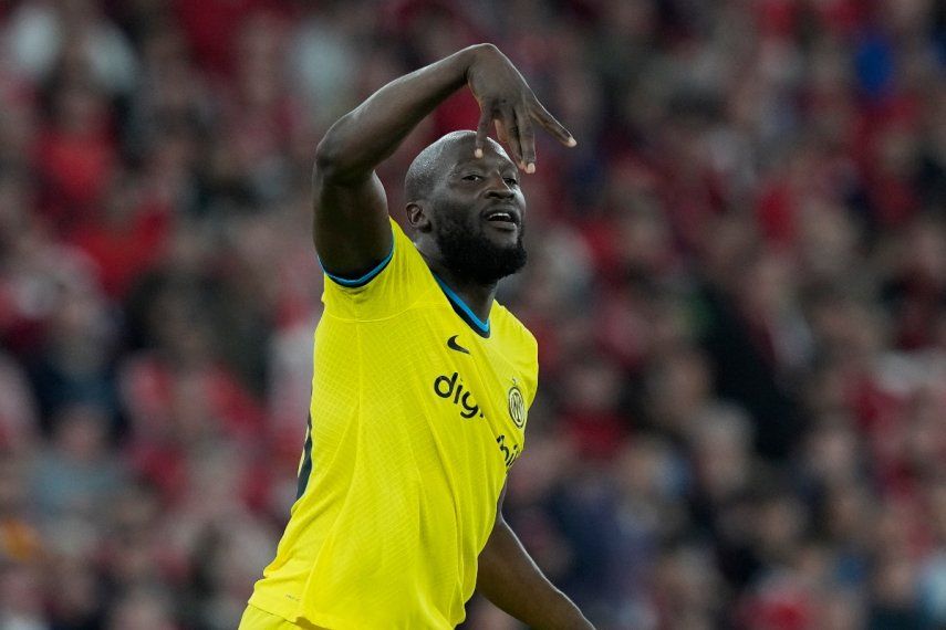 Romelu Lukaku, del Inter, festeja luego de anotar el segundo tanto frente a Benfica, en la ida de los cuartos de final de la Liga de Campeones, en Lisboa, el martes 11 de abril de 2023.