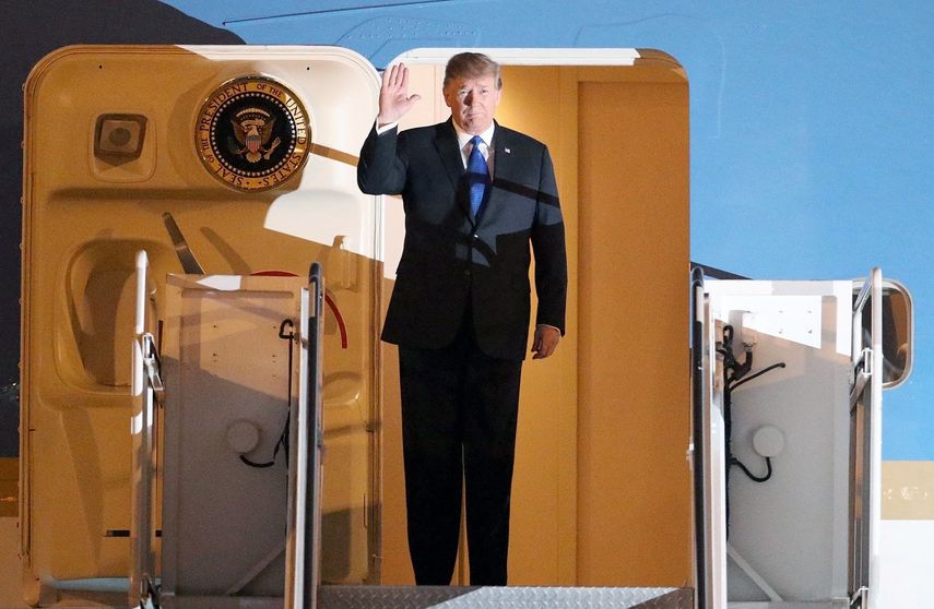 El presidente Donald Trump saluda desde el Air Force One a su llegada al Aeropuerto Internacional Noi Bai de Hanoi, en Vietnam.
