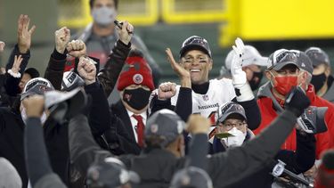 Tom Brady, quarterback de los Buccaneers de Tampa Bay, celebra con su equipo el título de la NFC el domingo 24 de enero del 2021 tras vencer a los Packers de Green Bay. Ahora los Bucs irán al Super Bowl.&nbsp;