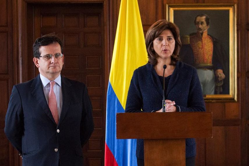La canciller colombiano, María Ángela Holguín, informó que Lozano no regresará al país vecino por ahora.