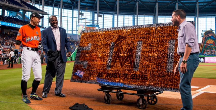 El presidente de los Marlins, David Samson (segundo de izquierda a derecha), fue el encargado de entregar el&nbsp;collage&nbsp;a Ichiro Suzuki.&nbsp;