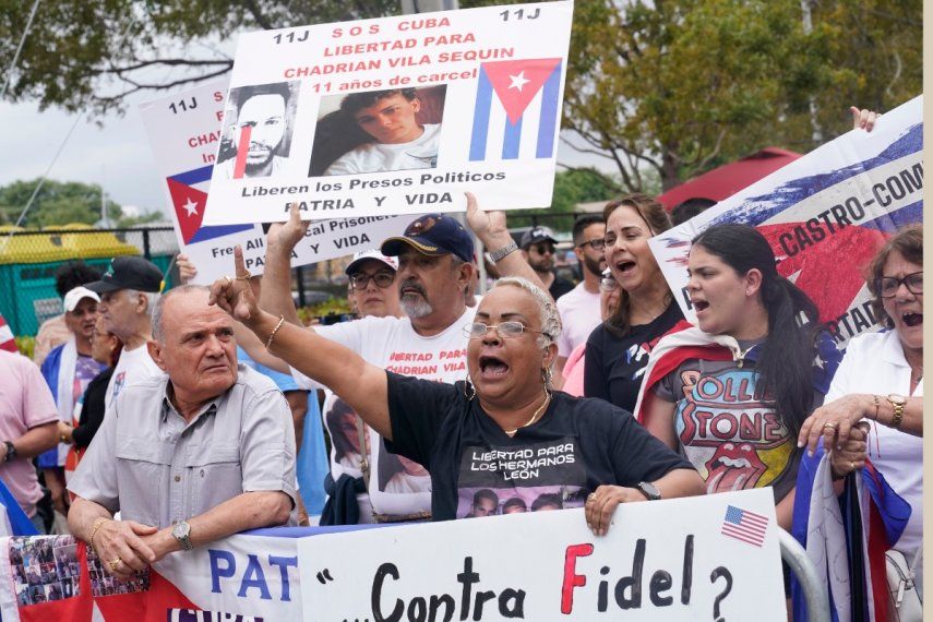 Cubanoestadounidenses protestan contra la selección cubana de béisbol, que participó en el Clásico Mundial, el domingo 19 de marzo de 2023 en Miami.