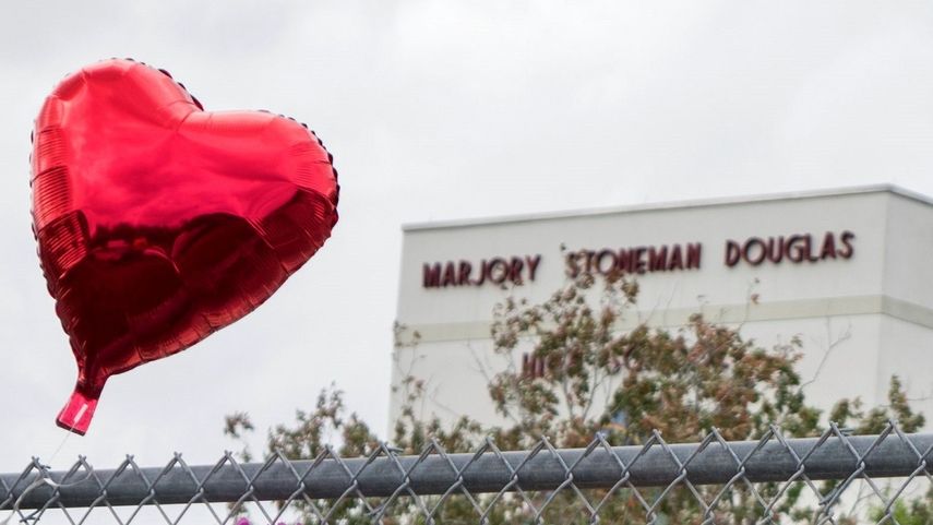 Homenaje a las víctimas del tiroteo que acabó con la vida de 17 personas en una escuela secundaria en Parkland, Florida.
