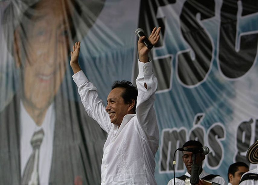Fotografía de archivo del 15 de mayo de 2009 del cantante y compositor colombiano Diomedes Díaz después de cantar en el estado de César, en Colombia. Díaz, autor de grandes éxitos del folclor vallenato, falleció el domingo 22 de diciembre de 2013a los