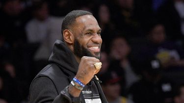 Un lesionado LeBron James celebra con su equipo en la primera mitad del juego de los Lakers de Los Ángeles ante los Nuggets de Denver el domingo 22 de diciembre del 2019. El equipo enfrentará a los Clippers en el juego de Navidad.&nbsp;