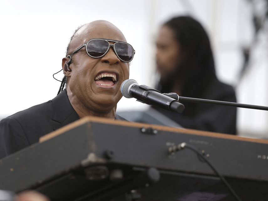 En esta foto del 6 de noviembre de 2016, Stevie Wonder canta durante un mítin de la candidata presidencial demócrata Hillary Clinton en Kissimmee, Florida.&nbsp;