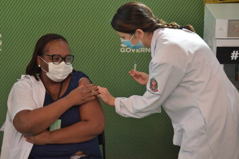 La enfermera Monica Calazansis estÃ¡ inoculada con la vacuna CoronaVac Sinovac Biotech contra el coronavirus COVID-19 en el hospital de ClÃ­nicas en Sao Paulo, Brasil, el 17 de enero de 2021. El regulador de salud Anvisa de Brasil aprobÃ³ de emergencia el 17 de enero de 2021 para sus dos primeras vacunas contra el coronavirus El paÃ­s se prepara para lanzar una campaÃ±a de vacunaciÃ³n masiva en medio de una devastadora segunda ola epidÃ©mica. AutorizÃ³ el disparo Covishield de AstraZeneca y la Universidad de Oxford, asÃ­ como el CoronaVac de China, para su uso en el paÃ­s donde el nÃºmero de muertos por Covid-19 ahora supera los 209.000, anunciÃ³ Anvisa.  