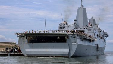 El buque de transporte anfibio USS San Antonio (LPD 17) zarpa de la Estación Naval de Norfolk para su despliegue. 