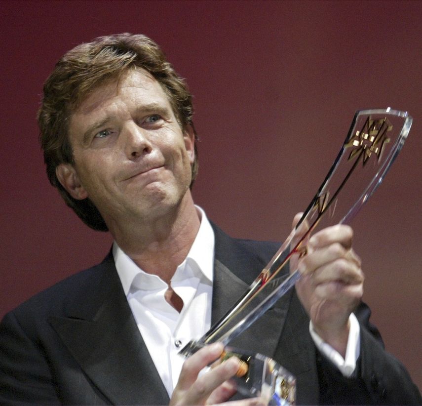 El empresario de medios holandés y exproductor del concurso de talento The Voice of Holland, John de Mol, recibe el Premio Rosa de Oro 2004. La policía holandesa investiga denuncias de abuso en el programa.&nbsp;