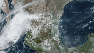 Esta imagen satelital --tomada a las 12:40 de la tarde tiempo del este de Estados Unidos el 13 de septiembre de 2024 y proporcionada por la Oficina Nacional de Administración Oceánica y Atmosférica de Estados Unidos (NOAA, por sus siglas en inglés)-- muestra la tormenta tropical Ileana en Baja California Sur, México.&nbsp;