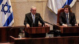 El presidente de Argentina, Javier Milei (derecha), junto al primer ministro de Israel, Benjamin Netanyahu (izquierda), se dirige a la asamblea durante una sesión del parlamento israelí (Knesset) en su sede en Jerusalén el 11 de junio de 2025.