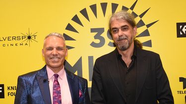 Jaie Laplante, director ejecutivo del Miami Film Festival, y el cineasta español Fernando León de Aranoa, director de El buen patrón. 
