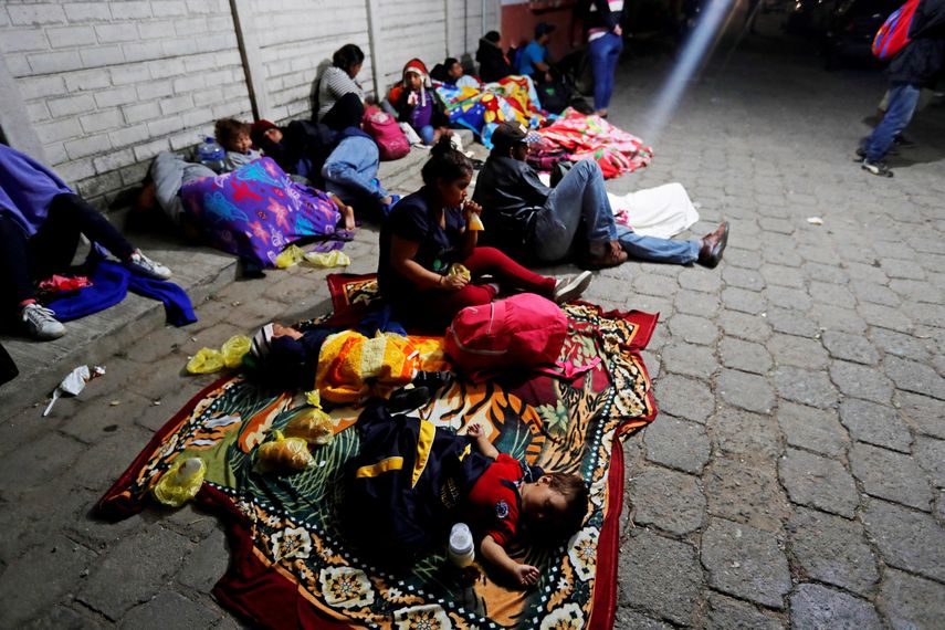 Migrantes&nbsp;hondureños duermen bajo una carpa en una calle de Esquipulas, Guatemala.