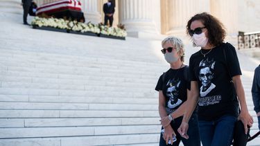 Miembros del p&uacute;blico con camisetas de Notorious RBG pasan junto al ata&uacute;d de la difunta jueza de la Corte Suprema Ruth Bader Ginsburg en los escalones de la Corte Suprema de los Estados Unidos en Washington, DC, el 23 de septiembre de 2020.&nbsp;