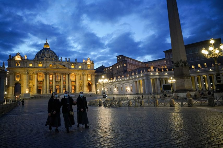 Un pequeño grupo de monjas caminan cerca de la Basílica de San Pedro en una vacía Plaza de San Pedro en el Vaticano, el miércoles 4 de noviembre de 2020.&nbsp;