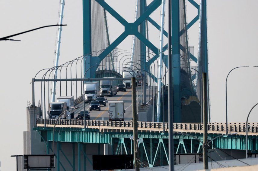 Camiones cargados de mercancía cruzan el puente Ambassador que conecta Windsor, Canadá, con Detroit, Michigan, el 1 de agosto de 2025.