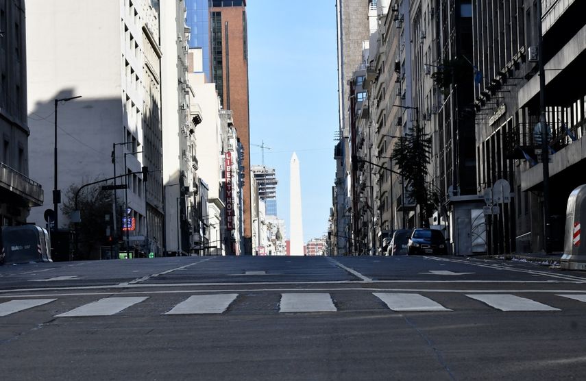 Vista general de una calle vacía este miércoles en Buenos Aires (Argentina) durante el Día Internacional de los Trabajadores, en el que se realiza un paro del sector del transporte.
