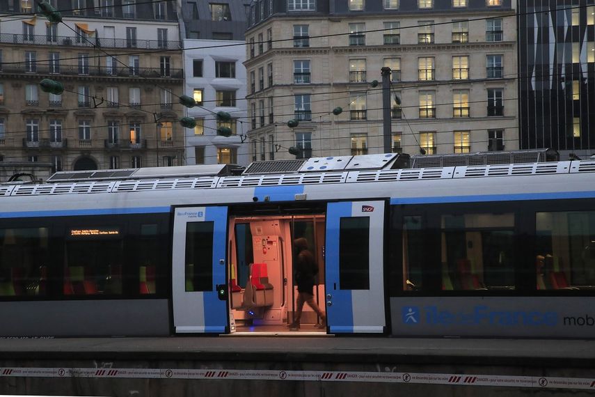 Un hombre camina por el interior de un tren de cercan&iacute;as en la estaci&oacute;n Saint-Lazare de Par&iacute;s, el 5 de diciembre de 2019.&nbsp;