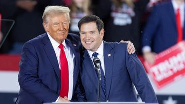El presidente electo Donald Trump abraza a Marco Rubio, el primer hispano de origen cubanoamericano en ser secretario de Estado en Estados Unidos.