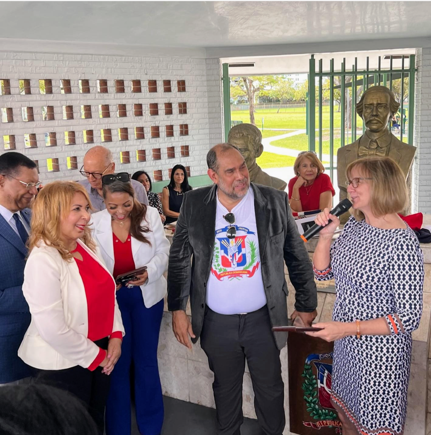 La Comisionada Eileen Higgins recibe su placa de reconocimiento de manos del presidente del Instituto Duartiano en Florida, José Álvarez. Observan su esposa Bianca y el periodista Pedro Díaz Ballester, también entre los reconocidos en el acto.&nbsp;