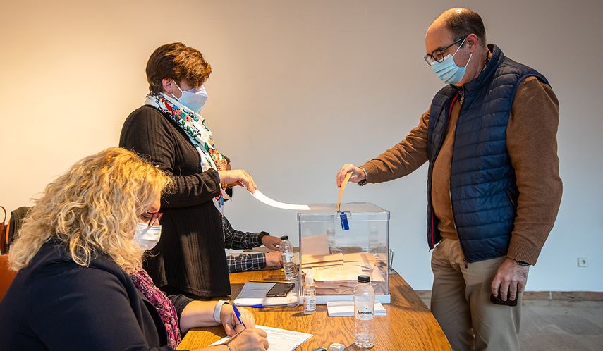 Una persona vota en la consulta popular sobre la fusión de las localidades pacenses de Don Benito y Villanueva de la Serena, a 20 de febrero de 2022