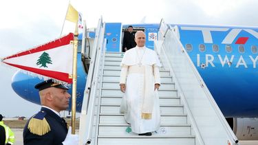 Una fotografía difundida por la oficina de prensa de la Presidencia libanesa muestra al Papa León XIV desembarcando de su avión a su llegada al Aeropuerto Internacional de Beirut, en la capital libanesa, el 30 de noviembre de 2025.