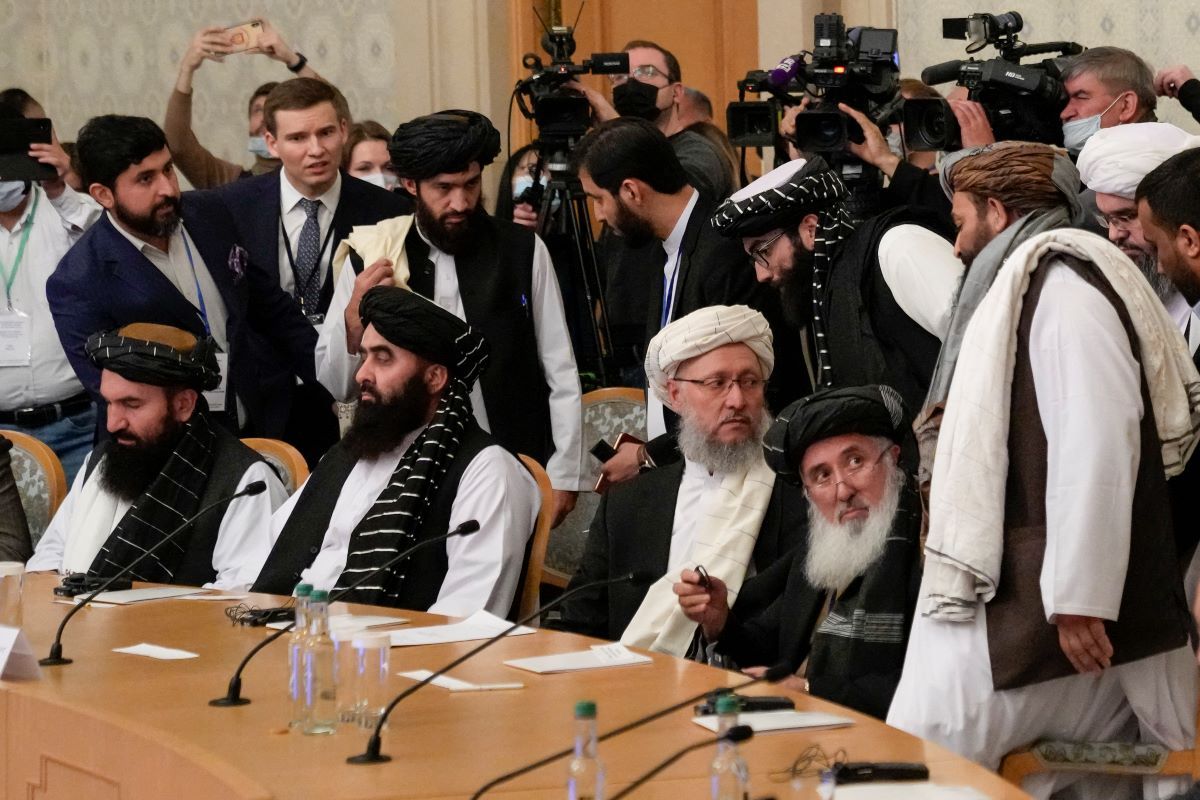Miembros de la delegación de talibanes, incluido el viceprimer ministro Abdul Salam Hanafi (centro), asisten a una conferencia internacional sobre Afganistán en Moscú el 20 de octubre de 2021. Miembros de la delegación de talibanes, incluido el viceprimer ministro Abdul Salam Hanafi (centro), asisten a una conferencia internacional sobre Afganistán en Moscú el 20 de octubre de 2021.
