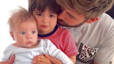 El  futbolista español, Gerard Piqué con sus dos hijos, Milan y Sasha. (INSTAGRAM)