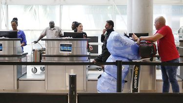 Un pasajero antes de despachar su equipaje con destino a Cuba en el aeropuerto internacional Fort Lauderdale-Hollywood, en el sur de la Florida.