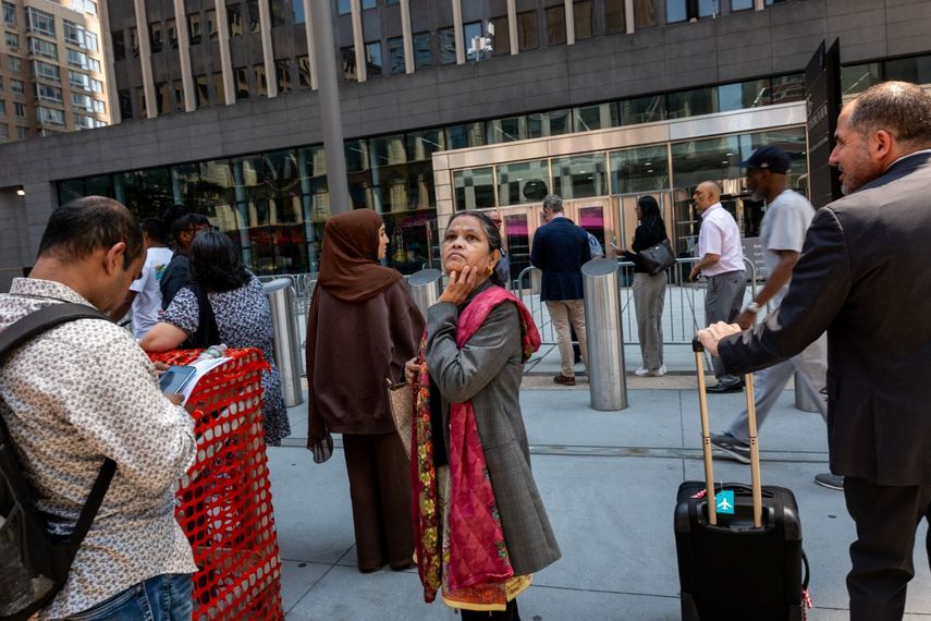 Migrantes esperan en fila para entrar al tribunal de inmigración en el Edificio Federal Jacob K. Javits, en la ciudad de Nueva York.