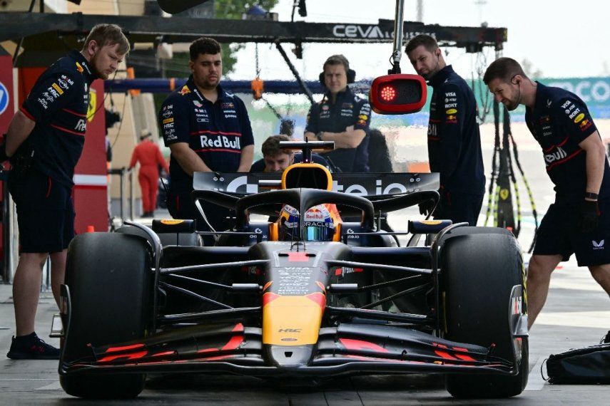 El piloto holandés de Red Bull Racing, Max Verstappen, entra en boxes en el tercer día de pruebas de pretemporada de Fórmula 1 en el Circuito Internacional de Bahréin en Sakhir el 28 de febrero de 2025.