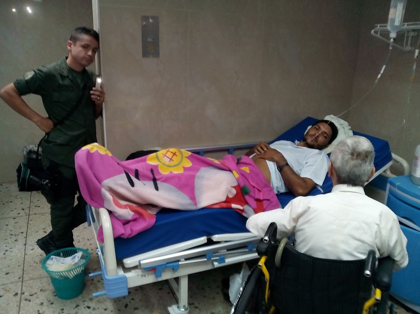 Cristian Villegas y uno de los guardias que lo golpeó. Sentado en la en la silla de ruedas de espaldas aparece el diputado Walter Márquez. (CORTESÍA)