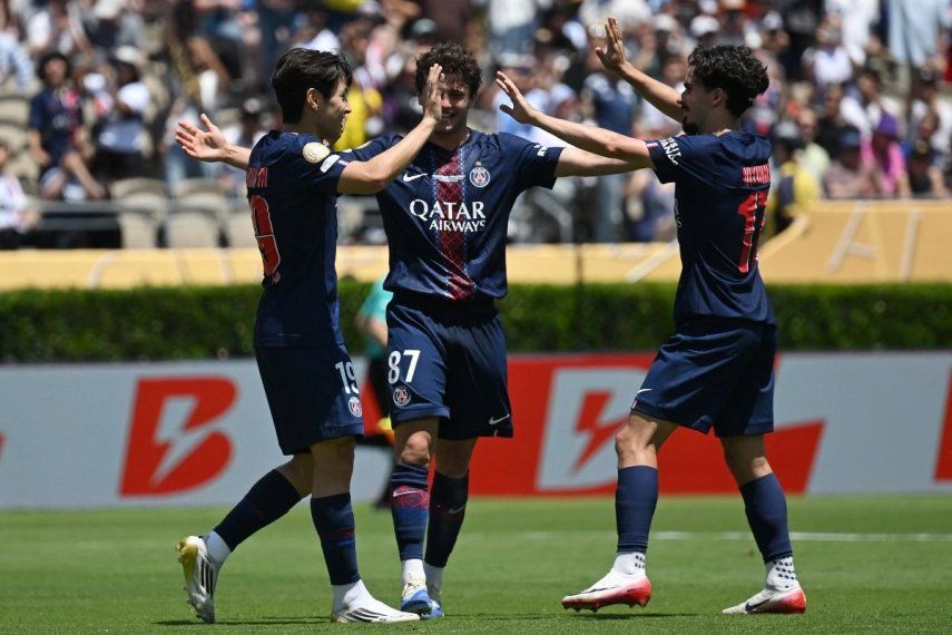 El mediocampista surcoreano del PSG, Kang-in Lee (izquierda), celebra junto con sus compañeros luego de anotar un gol en un partido del Mundial de Clubes, el 15 de junio de 2025.