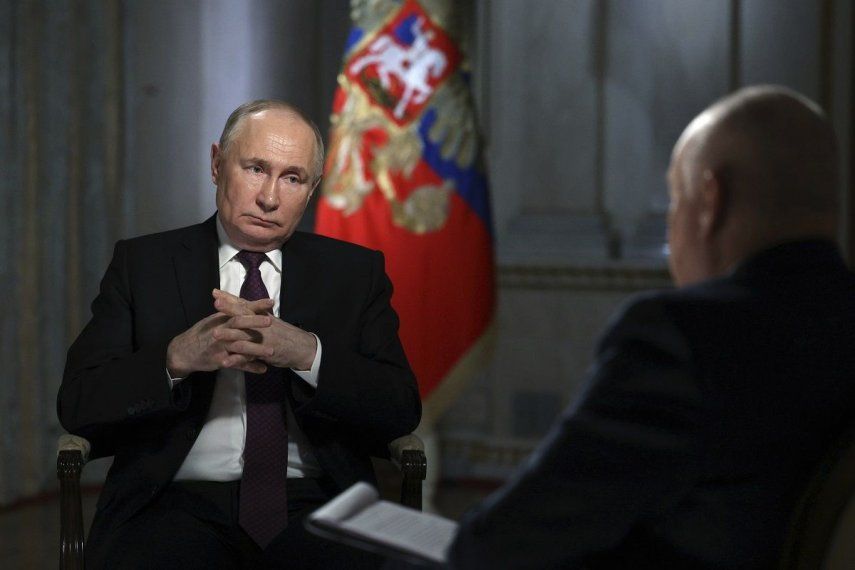 El presidente de Rusia, Vladímir Putin, durante una entrevista con el director general del grupo mediático Rossiya Segodnya International, Dmitry Kiselev (de espaldas a la cámara), en Moscú, Rusia, el 12 de marzo de 2024.&nbsp;