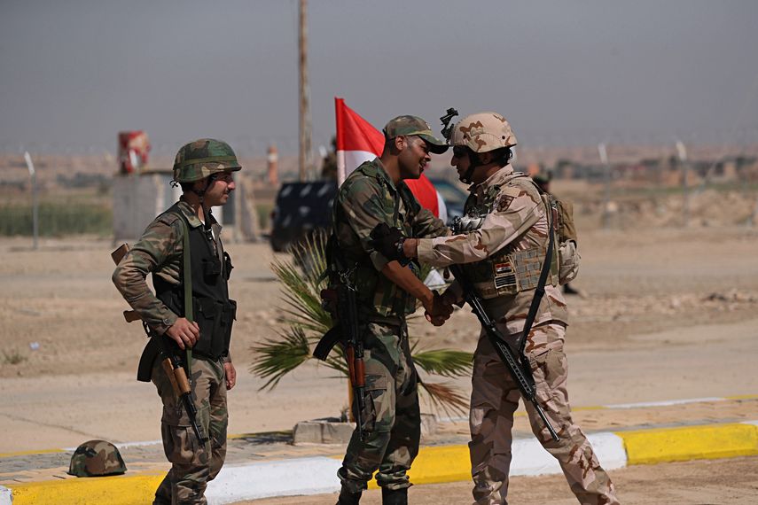 Guardias fronterizos de Siria e Irak se felicitan mutuamente durante la apertura del cruce entre la ciudad iraqu&iacute; de Qaim y Boukamal, Siria, el lunes, 30 de septiembre del 2019.&nbsp;