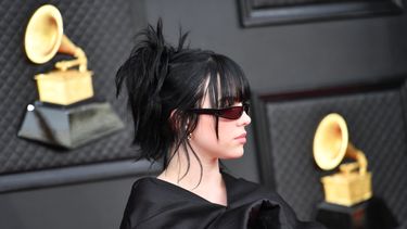 La cantante y compositora estadounidense Billie Eilish llega a la 64 entrega de los Grammy en el MGM Grand Garden Arena, en Las Vegas el 3 de abril de 2022. Si Eilish gana los siete premios a los que aspira, será la mujer más galardonada en los Grammy en un solo año.