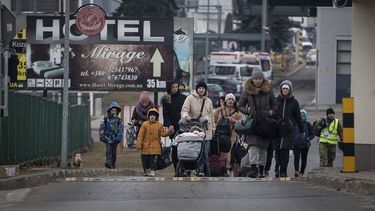 Refugiados que huyen de Ucrania llegan al cruce fronterizo en Medyka, Polonia, el lunes 7 de marzo de 2022.&nbsp;