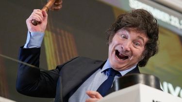 El presidente de Argentina, Javier Milei, posa para una foto tras hacer sonar la campana de apertura de la sesión en la Bolsa de Nueva York.