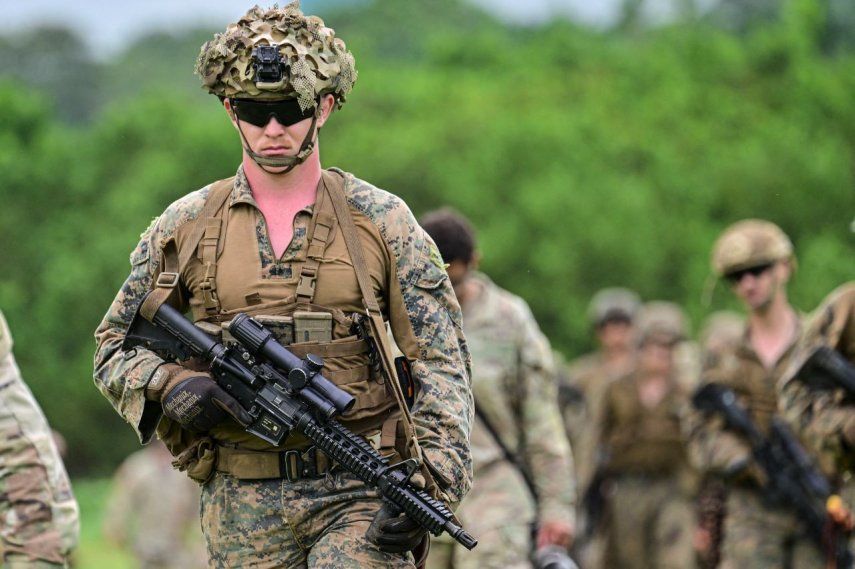Personal militar panameño y estadounidense participan en un entrenamiento de maniobras de supervivencia dirigido por el Ejército de los Estados Unidos en la Escuela de la Selva, en la antigua base militar estadounidense Sherman, en Colón, Panamá, el 2 de diciembre de 2025.