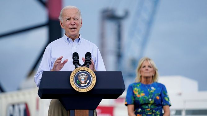 El presidente estadounidense Joe Biden, acompañado por la primera dama Jill Biden, ofrece declaraciones sobre el huracán Fiona, el lunes 3 de octubre de 2022, en Ponce, Puerto Rico.