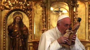 El Papa Francisco besa la estatua de San José y Jesús durante una reunión con los obispos en la residencia del arzobispo en Lima, Perú, este 21 de enero de 2018.&nbsp;