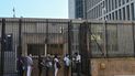 La gente hace cola en la embajada de los Estados Unidos en La Habana el 3 de mayo de 2022, cuando el consulado reanudó la emisión de algunos servicios de visas de inmigrantes que han estado suspendidos desde 2017.
