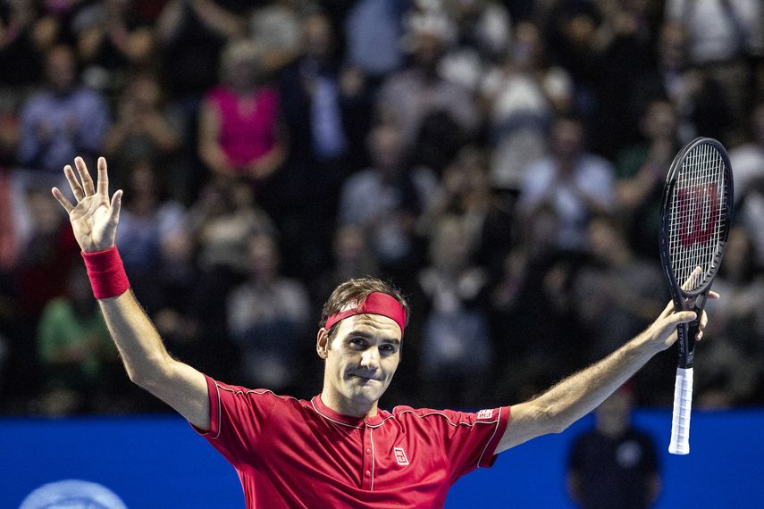 Roger Federer festeja tras vencer a Stefanos Tsitsipas en las semifinales del torneo de Basilea, el s&aacute;bado 26 de octubre de 2019.&nbsp;