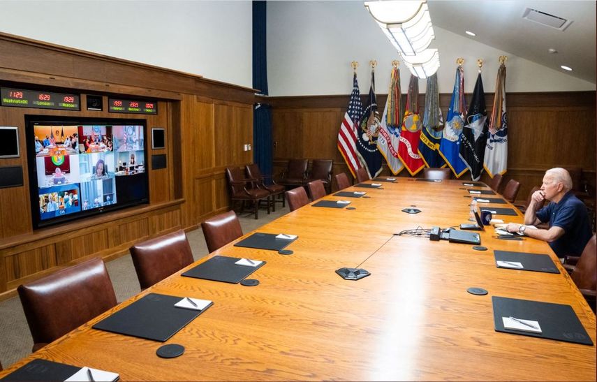 En esta foto publicada por la Casa Blanca, el presidente Joe Biden se reúne virtualmente con su equipo de seguridad nacional y altos funcionarios para una sesión informativa sobre Afganistán, el 15 de agosto de 2021, en Camp David. &nbsp;