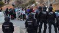 Oficiales de la Policía Nacional participan este domingo en una operación para desalojar las naves del Tarajal, en Ceuta, como consecuencia del elevado número de migrantes que se habían ubicado cerca de este espacio.&nbsp;